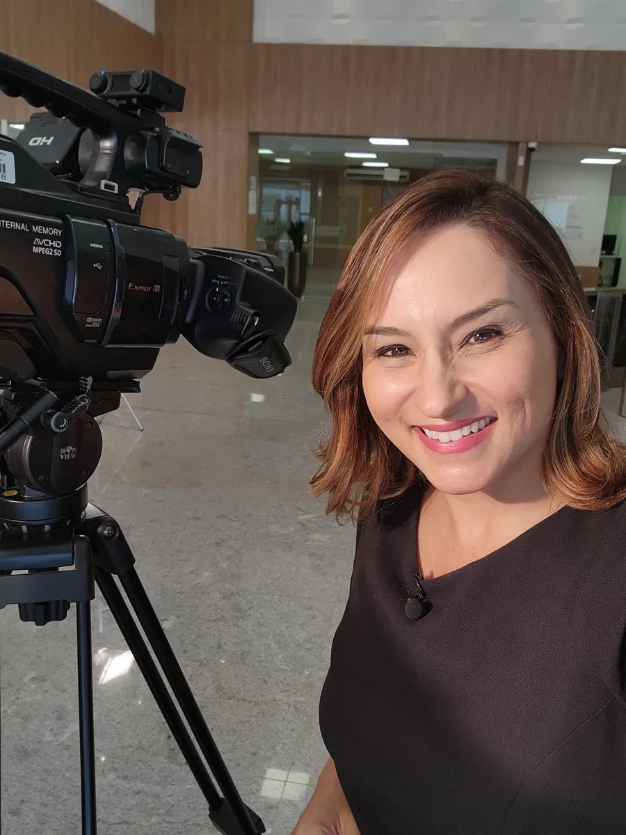 Sonia Campos em gravação, ao lado da câmera
