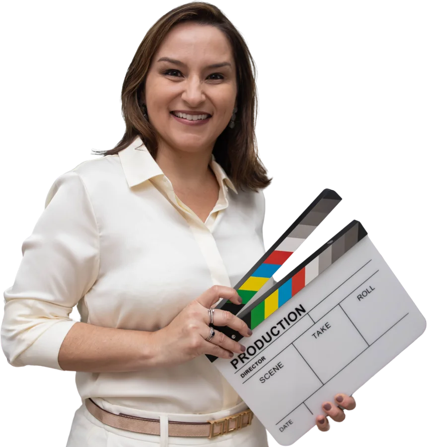 Sonia Campos segurando uma claquete